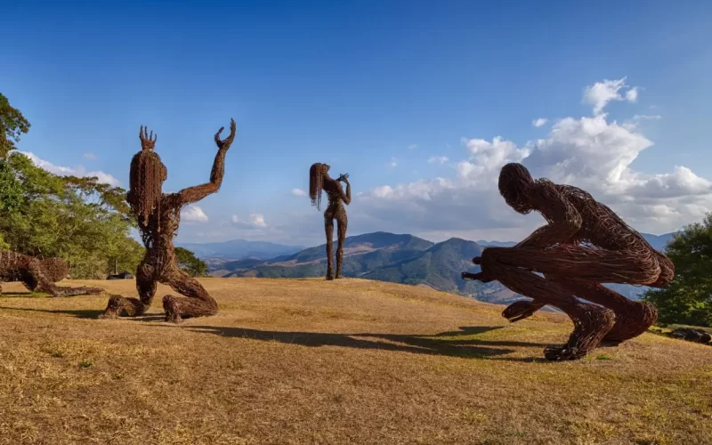 As estátuas em Ibitipoca chamam atenção por unir arte e natureza em um cenário turístico