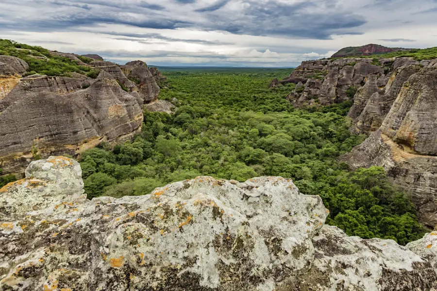 Formações rochosas da Serra da Capivara: paisagens naturais impressionantes no Piauí