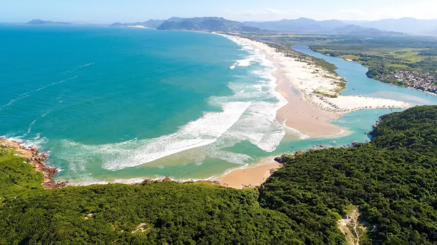 Guarda do Embaú: um refúgio natural em Santa Catarina