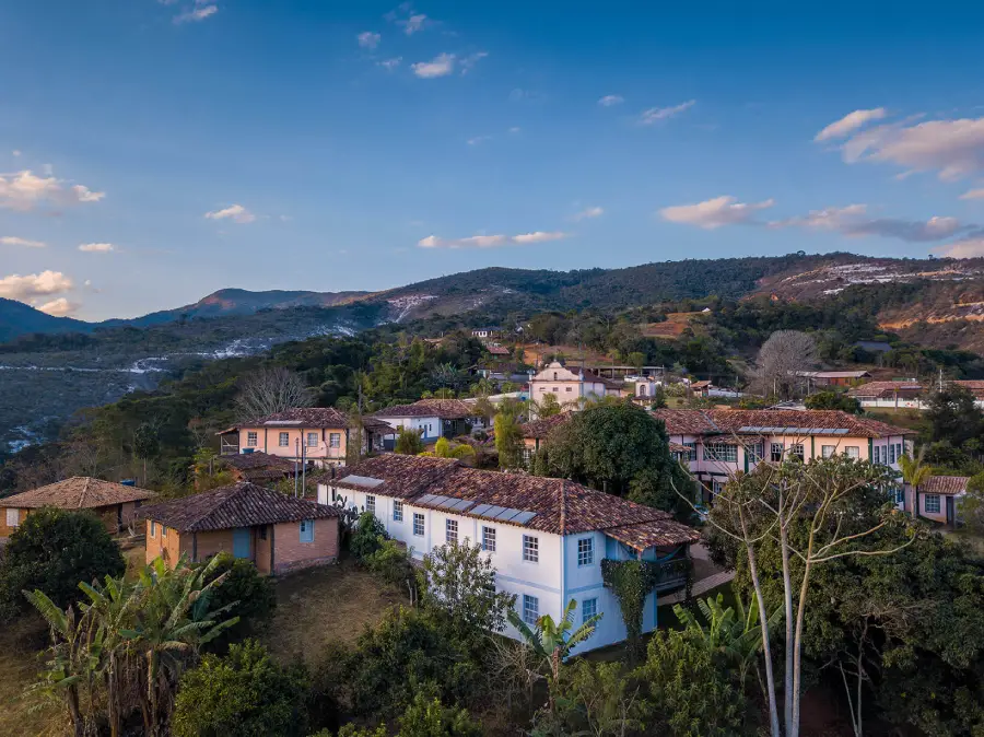 Ibiti Village, em Ibitipoca, Minas Gerais, com arquitetura integrada à natureza