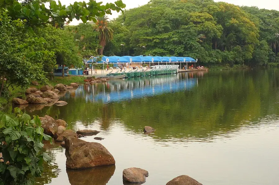 Lagoa do Taquaral, SP, com área verde e lago