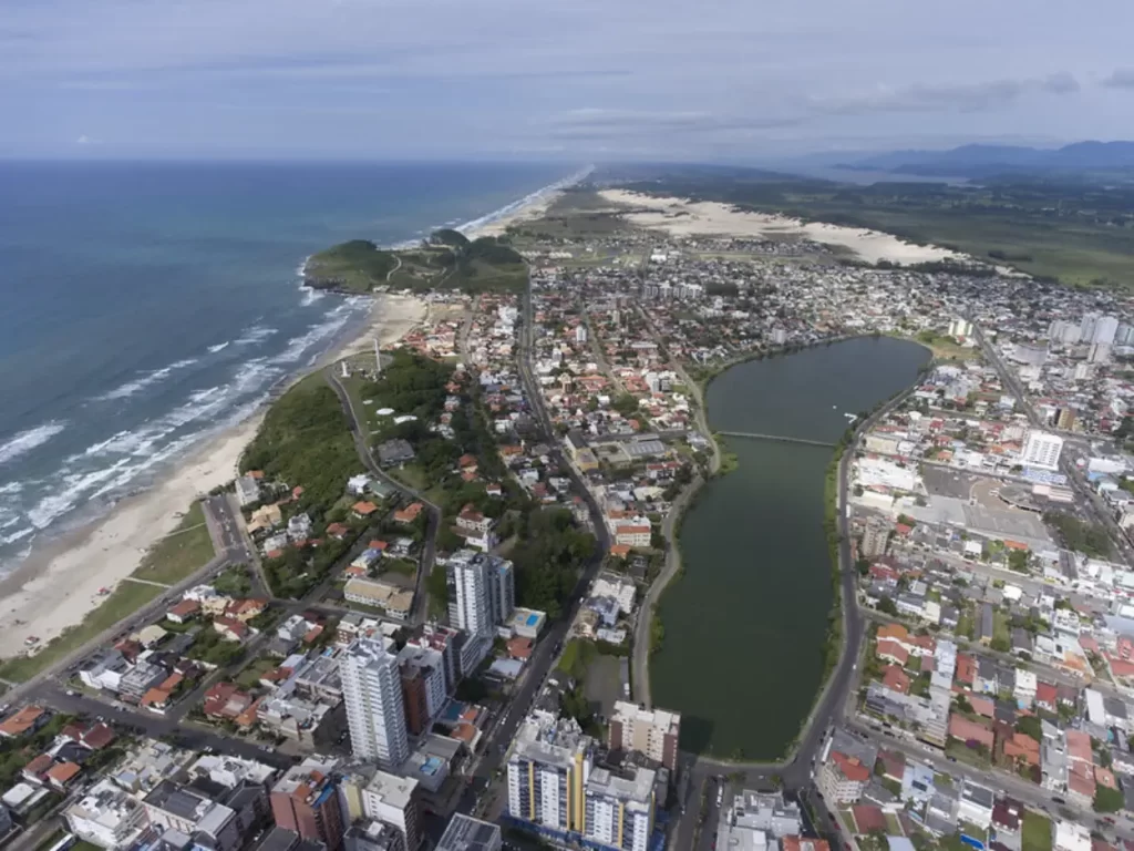 Uma dica de passeio para quem visita o litoral gaúcho: contemplar o fim de tarde na Lagoa do Violão em Torres