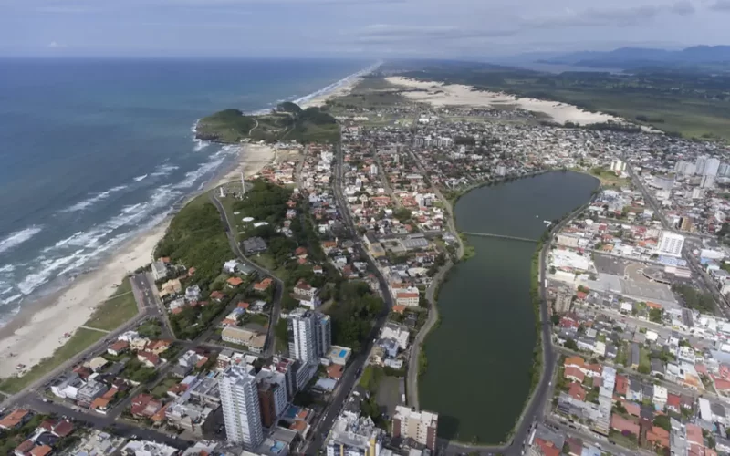 Uma dica de passeio para quem visita o litoral gaúcho: contemplar o fim de tarde na Lagoa do Violão em Torres