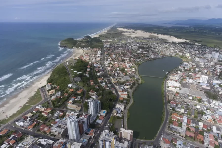 Uma dica de passeio para quem visita o litoral gaúcho: contemplar o fim de tarde na Lagoa do Violão em Torres