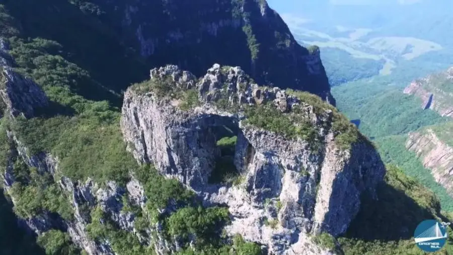 Pedra Furada em Urubici, na Serra Catarinense, com formação rochosa e paisagem natural