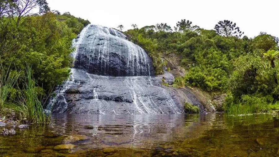 Maior Véu da Noiva, cachoeira com queda d’água imponente em meio à natureza