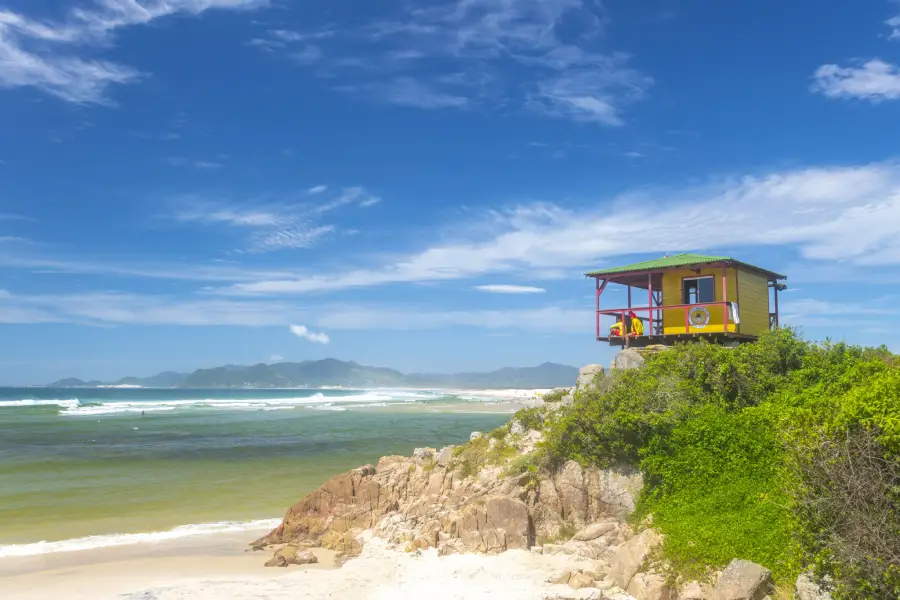 Guarda do Embaú, no município de Palhoça, SC, com praia e rio
