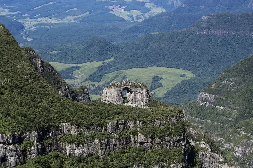 A Pedra Furada em Urubici é um dos principais atrativos naturais da Serra Catarinense, em Santa Catarina