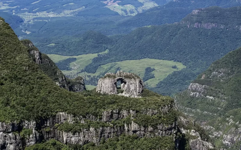 A Pedra Furada em Urubici é um dos principais atrativos naturais da Serra Catarinense, em Santa Catarina