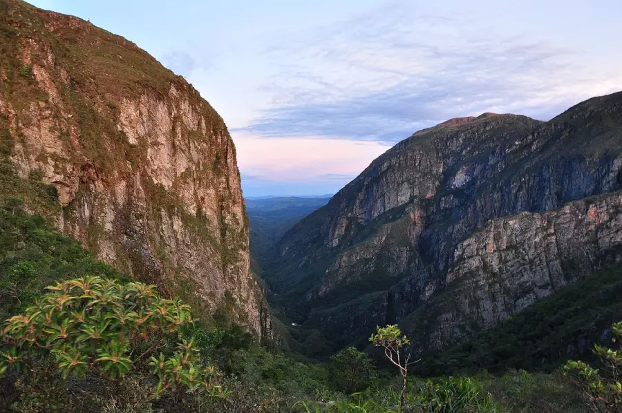 Pôr do sol no Travessão com céu colorido e vista panorâmica da paisagem natural