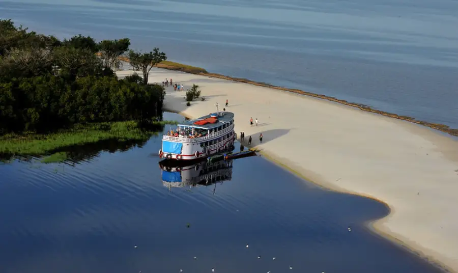 Areia clara da praia fluvial de Manaus, no Rio Negro
