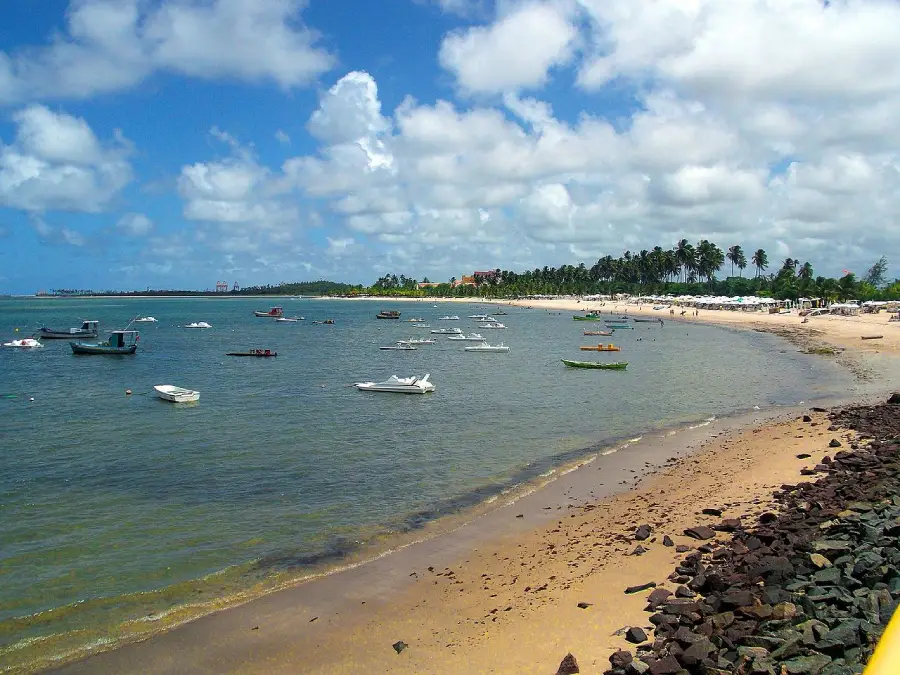 Praia de Suape em Cabo de Santo Agostinho, Pernambuco, com mar, areia e paisagem natural