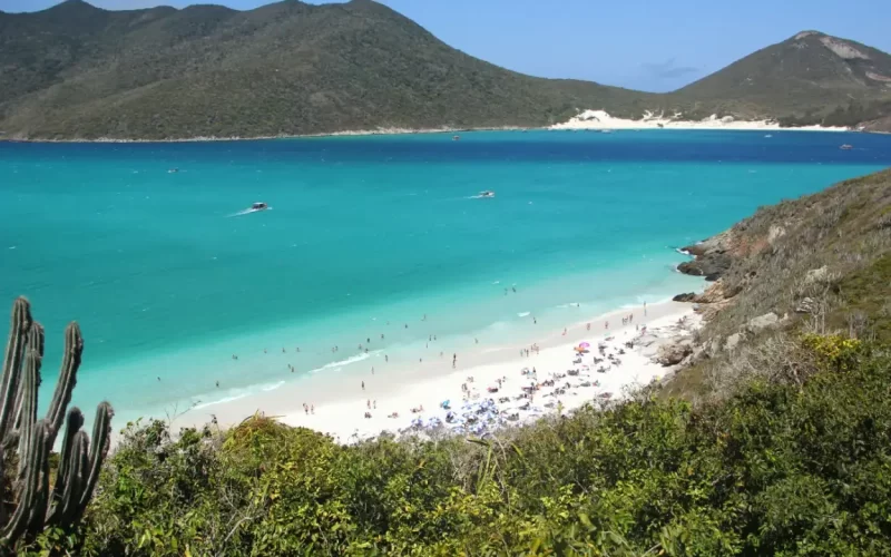 Litoral da Região dos Lagos, destino turístico no Rio de Janeiro