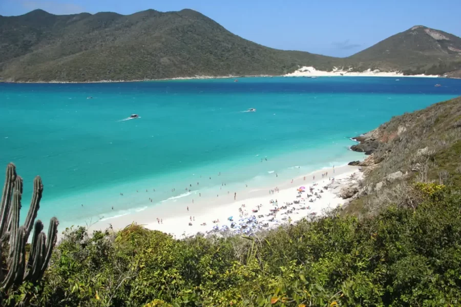 Litoral da Região dos Lagos, destino turístico no Rio de Janeiro