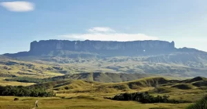Monte Roraima com planaltos e trilhas naturais
