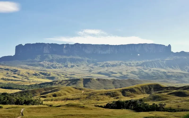 Monte Roraima com planaltos e trilhas naturais