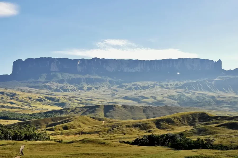 Monte Roraima com planaltos e trilhas naturais