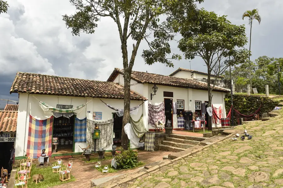 Grande parte das hospedagens em São João del Rei está concentrada no Centro Histórico, oferecendo fácil acesso aos principais pontos turísticos, igrejas e atrações culturais da cidade