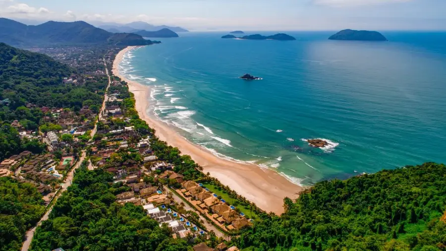 São Sebastião, SP, com praias e natureza preservada