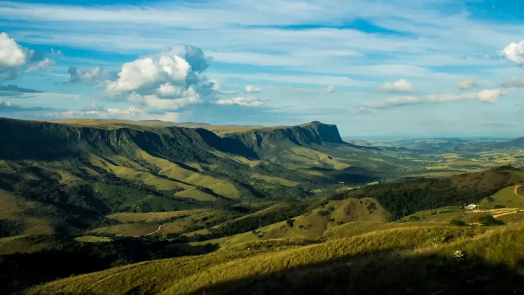 Serra da Canastra, em Minas Gerais, com paisagens naturais, cânions e campos preservados