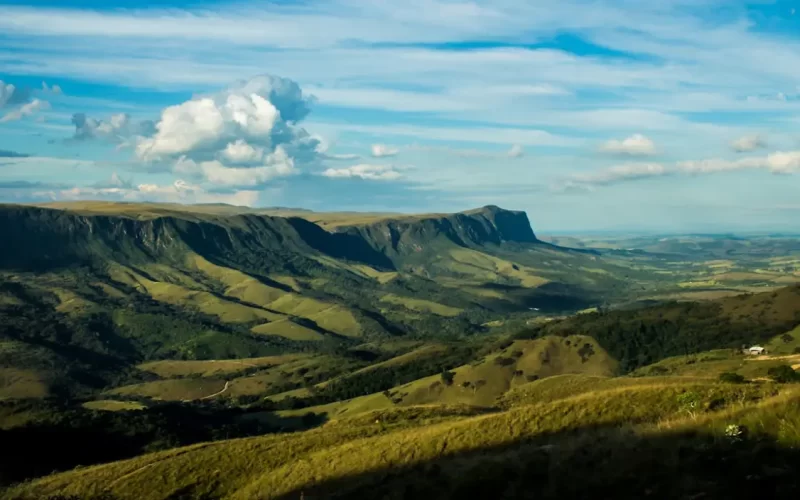 Serra da Canastra, em Minas Gerais, com paisagens naturais, cânions e campos preservados