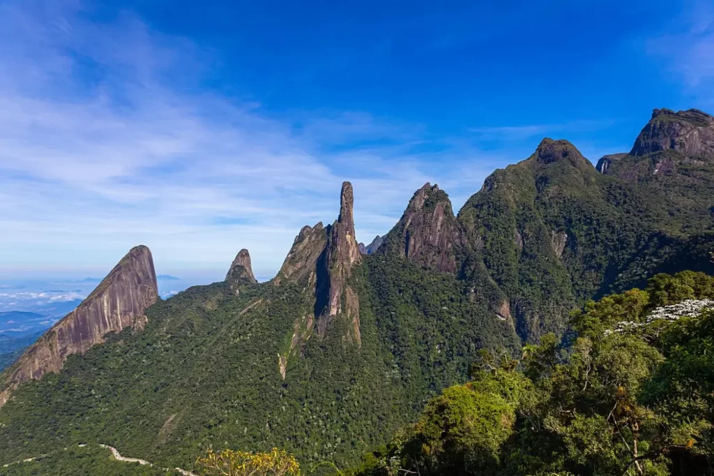 Serra dos Órgãos, em Teresópolis, com montanhas e paisagens naturais da Região Serrana do RJ