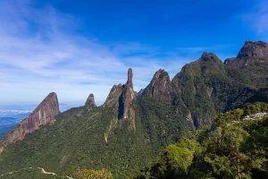 Serra dos Órgãos, em Teresópolis, com montanhas e paisagens naturais da Região Serrana do RJ