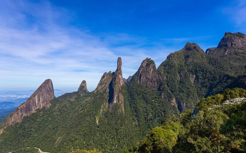 Serra dos Órgãos, em Teresópolis, com montanhas e paisagens naturais da Região Serrana do RJ