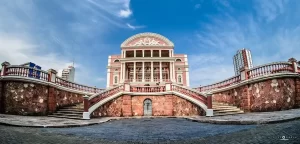 O Teatro Amazonas em Manaus é um dos principais cartões-postais da região Norte