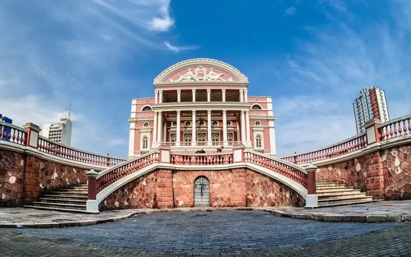 O Teatro Amazonas em Manaus é um dos principais cartões-postais da região Norte