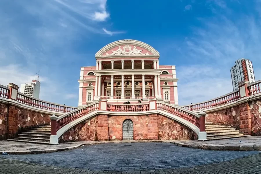 O Teatro Amazonas em Manaus é um dos principais cartões-postais da região Norte