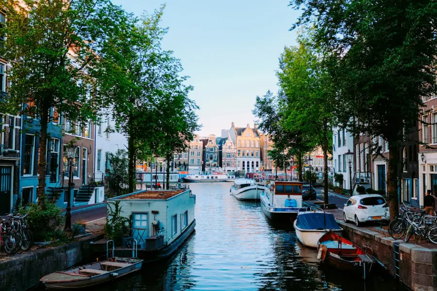 Viajar pela Holanda é mergulhar no contraste entre a modernidade de Roterdã e o charme rústico de vilarejos como Zaanse Schans é simplesmente imperdível