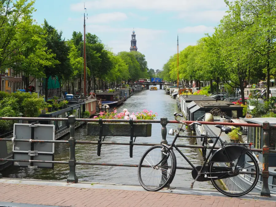 Amsterdam, Netherlands, é famosa por sua rede de canais protegida, museus de classe mundial e uma atmosfera de liberdade e inovação