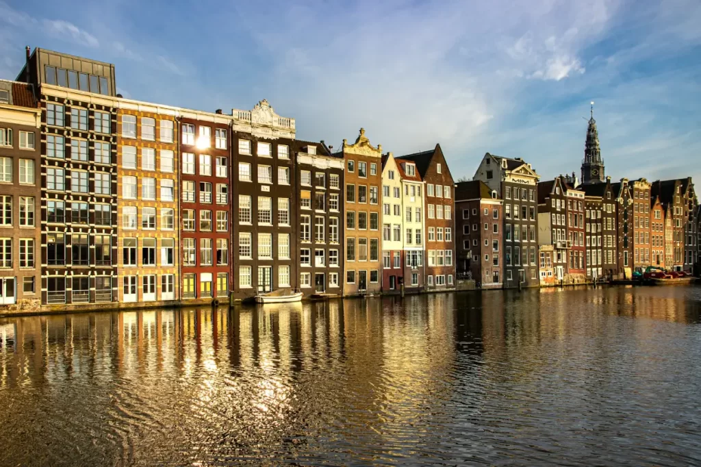 A Holanda é um destino que encanta pela mistura de arquitetura histórica, inovação sustentável e paisagens bucólicas que parecem saídas de uma pintura