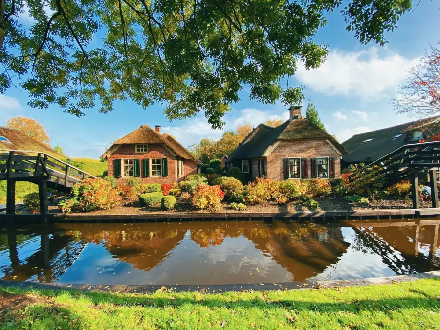 Conhecer Giethoorn é como entrar em um livro de histórias