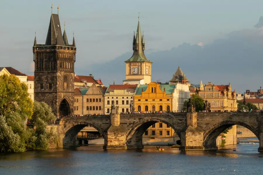 Dos melhores bairros para ficar em Praga às dicas para visitar a região da Morávia, preparamos o essencial para os viajantes 