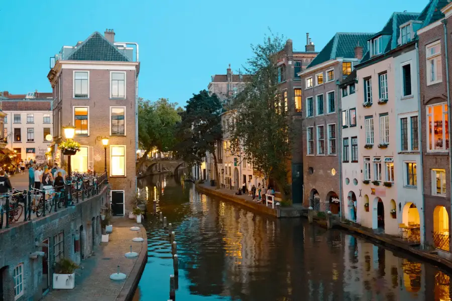 Um passeio pelos canais de Utrecht é como entrar em um cenário de filme, diferente de qualquer outra cidade holandesa, Utrecht oferece esse charme em dois níveis que convida a uma caminhada relaxante