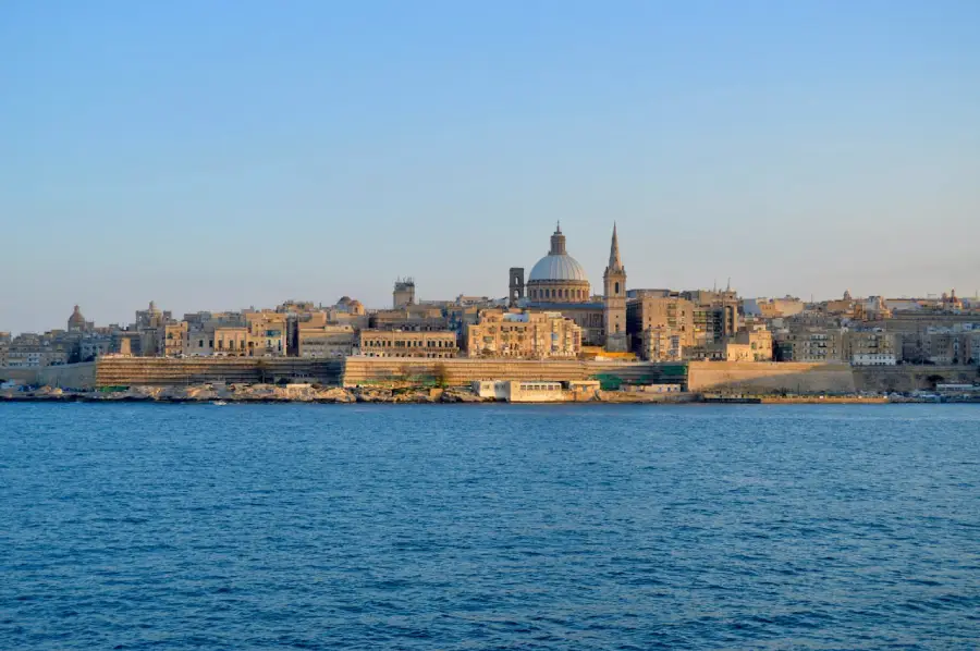 Das ruas estreitas de Valletta às grutas da Ilha de Comino, cada canto revela um segredo milenar