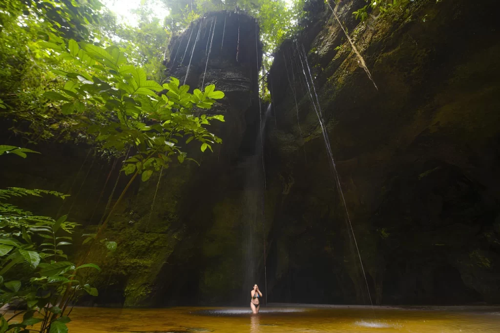 Destino de ecoturismo com cachoeiras em Presidente Figueiredo, AM