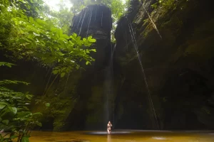 Destino de ecoturismo com cachoeiras em Presidente Figueiredo, AM