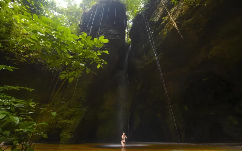 Destino de ecoturismo com cachoeiras em Presidente Figueiredo, AM