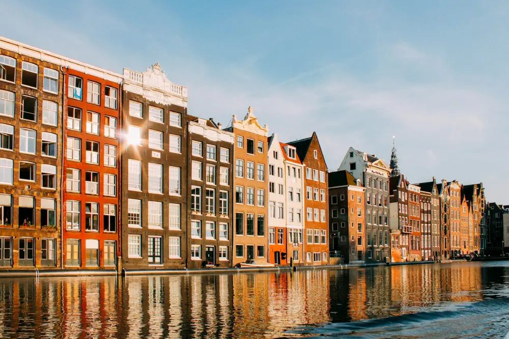 Paisagem urbana de Amsterdã, na Holanda, com canais e edifícios históricos