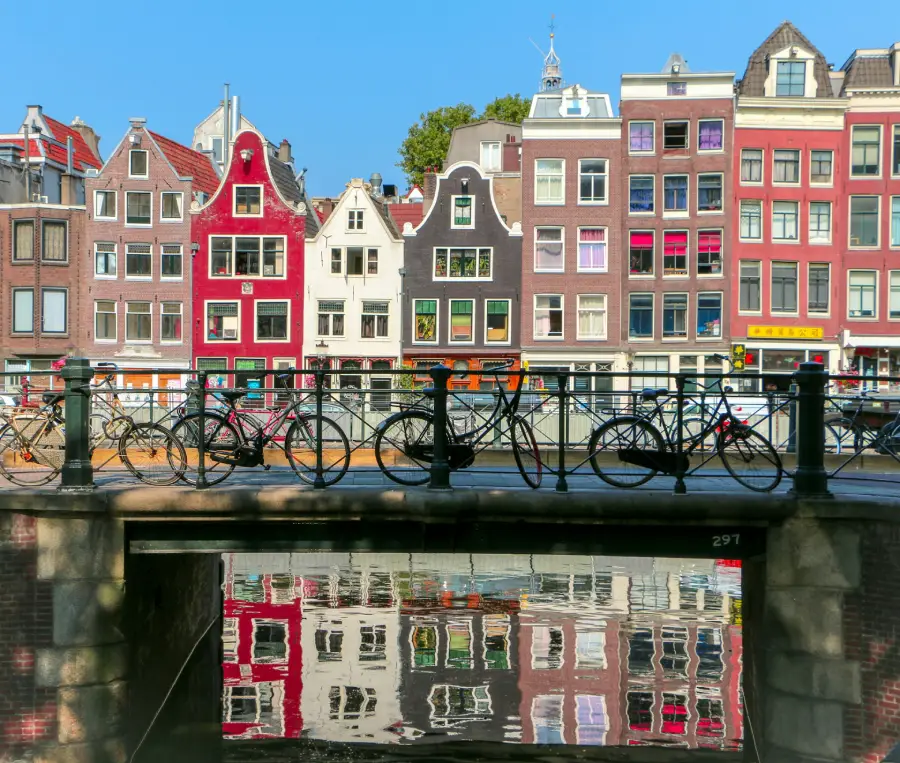 Amsterdã, na Holanda, com prédios históricos e coloridos 