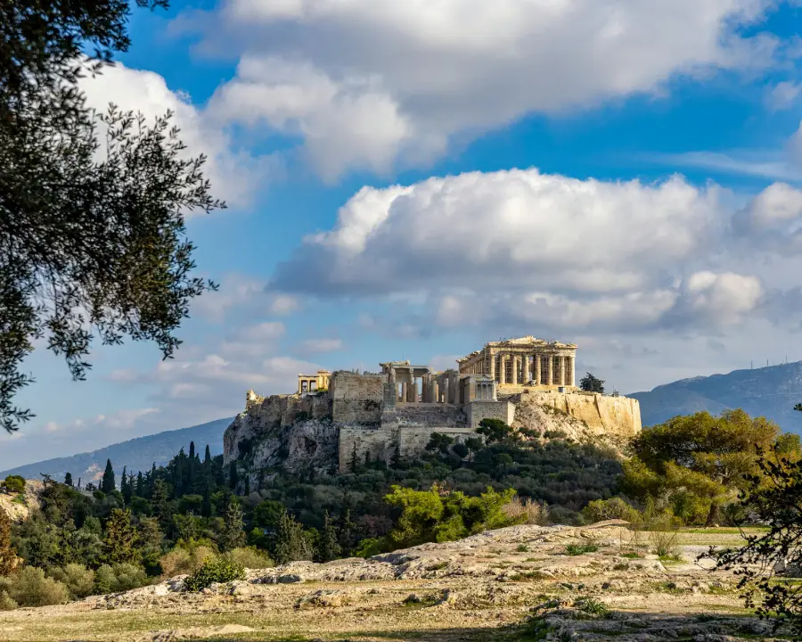 Atenas, na Grécia, com monumentos históricos