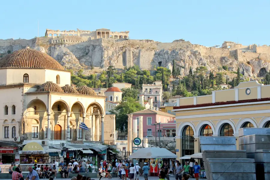 Paisagem de Atenas, na Grécia, destacando a arquitetura histórica, os monumentos e o cenário urbano que representam a cultura e a história da capital grega
