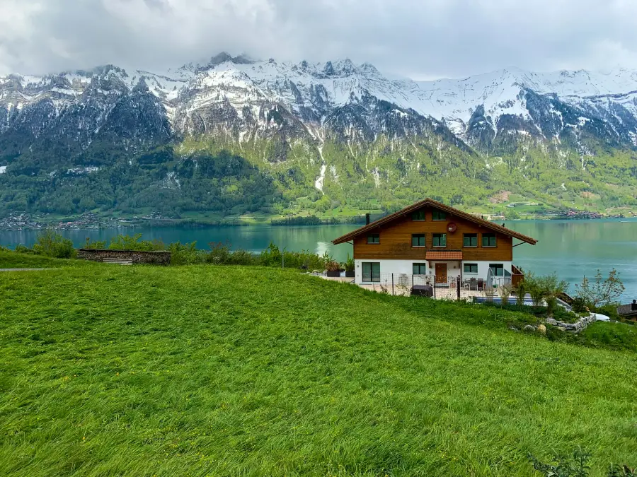 Casa cercada por montanhas em Interlaken, na Suíça