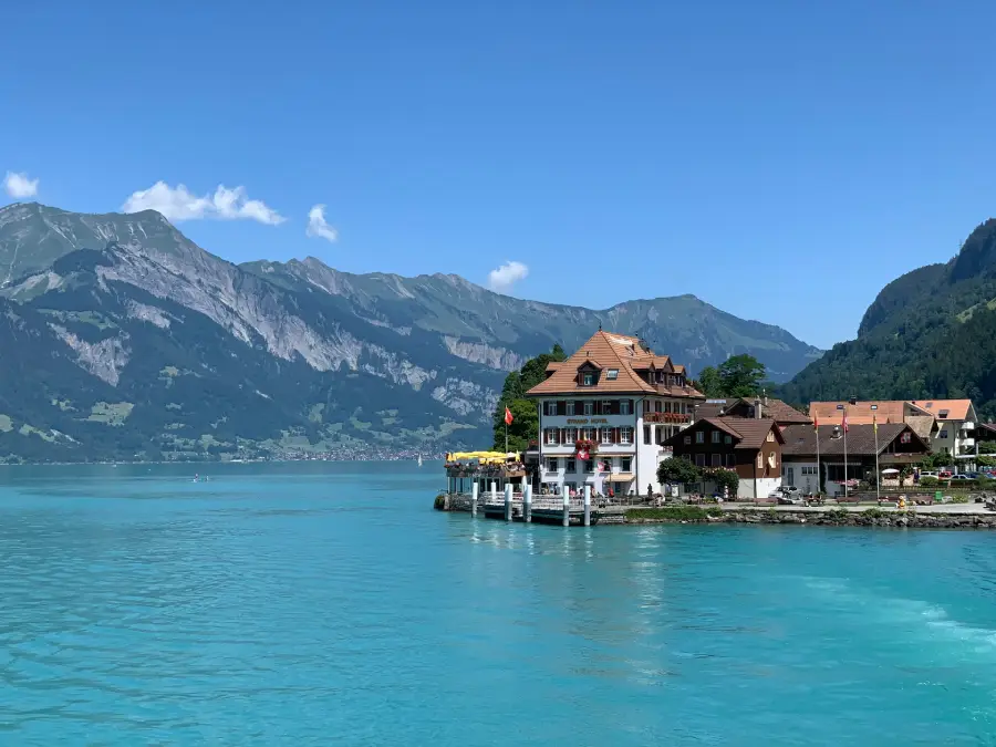 Casas próximas a um lago em Interlaken, na Suíça