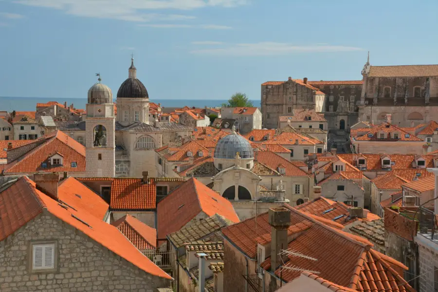 Algumas dicas de turismo em Dubrovnik, na Croácia, com muralhas históricas e mar Adriático