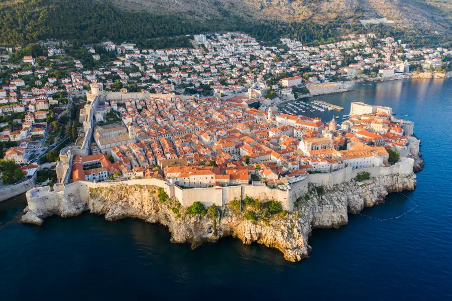 Paisagem de Dubrovnik, na Croácia, com muralhas históricas e mar Adriático