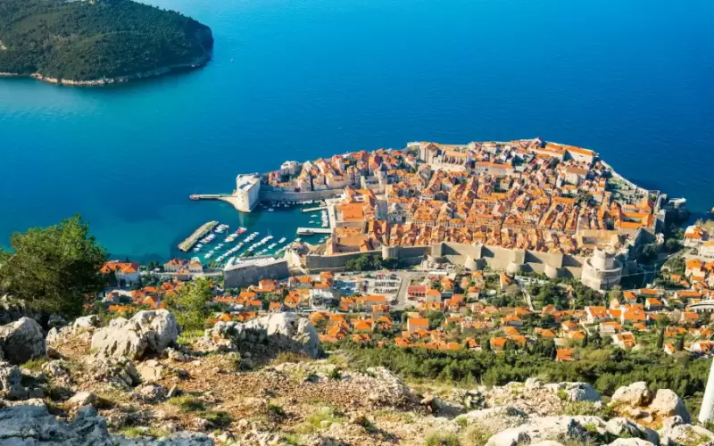 Dubrovnik, na Croácia, com muralhas históricas e mar